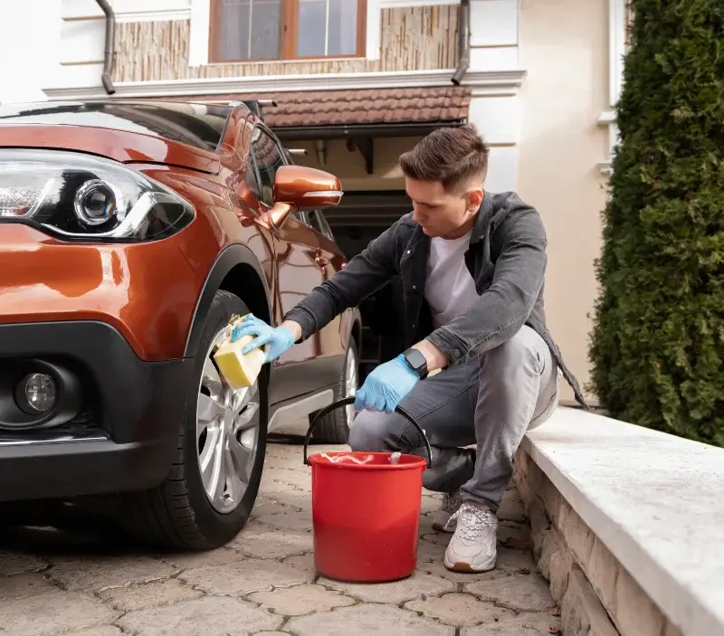 Lavage auto à domicile Cailly : professionnel intervenant sur un véhicule